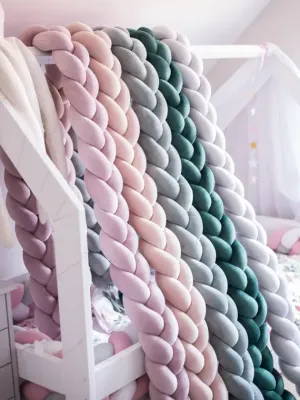 Veliūrinė rankų darbo pynė - lovos apsauga