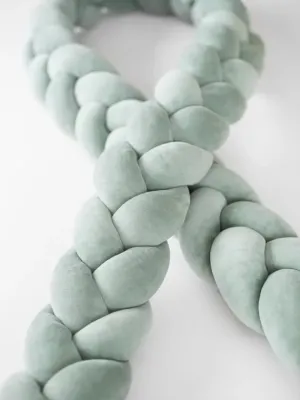 Veliūrinė rankų darbo pynė - lovos apsauga turime vietoje