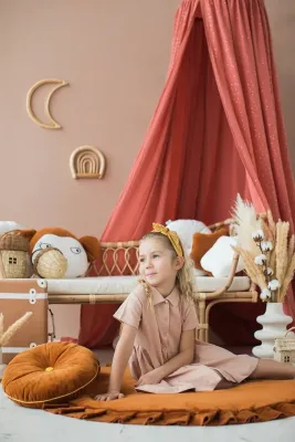 Baldakimas su aukso spalvos taškeliais