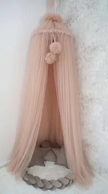 TIULINIS LUBŲ BALDAKIMAS SU POMPONAIS